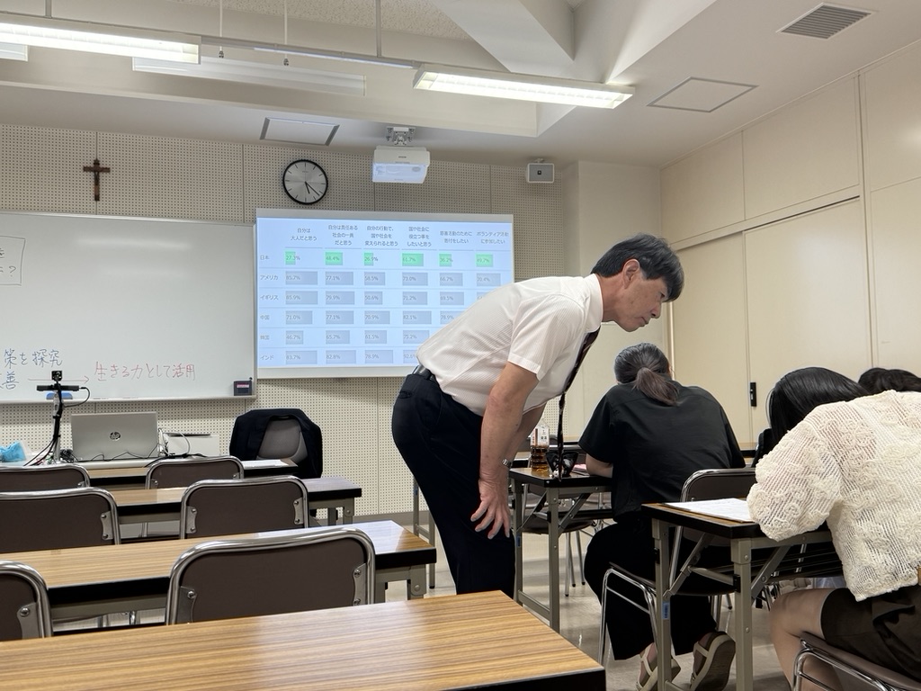 学生の様子を見ながら講義を進める塚田薫先生