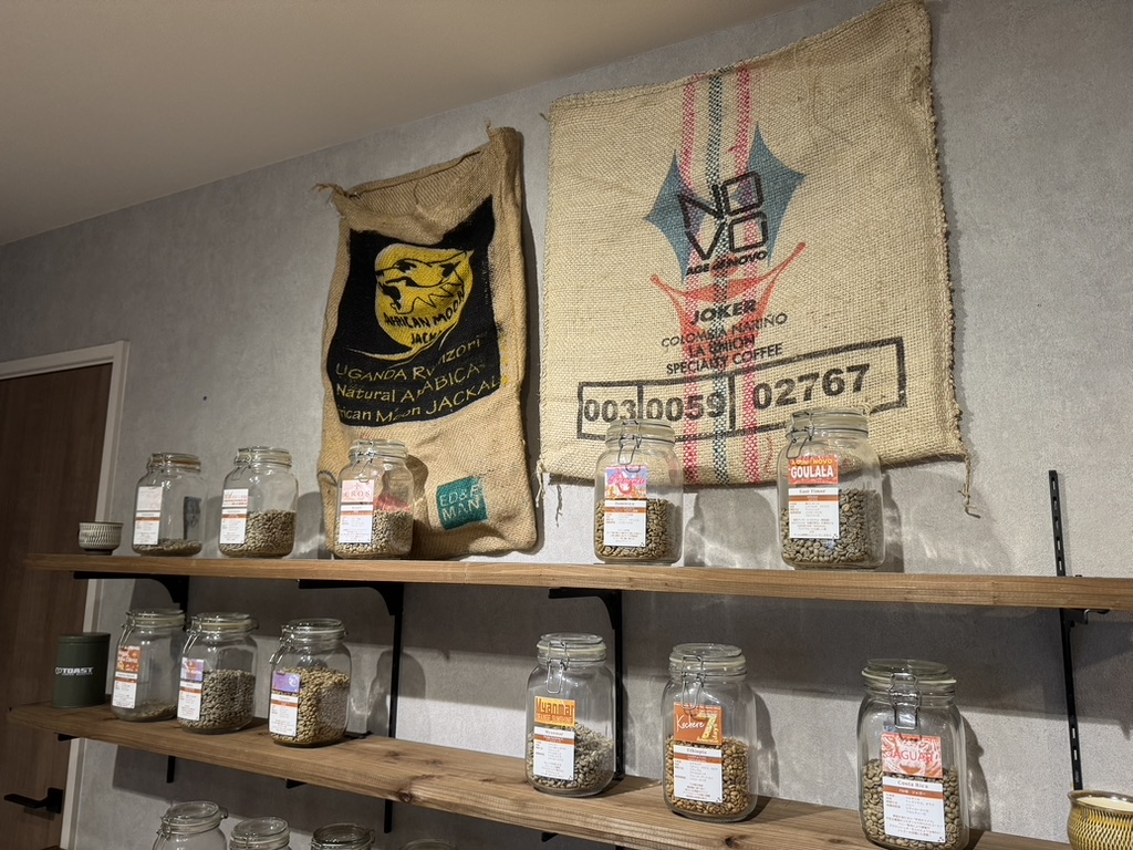 世界各地のコーヒー豆が並ぶTOAST coffee roasterの店内