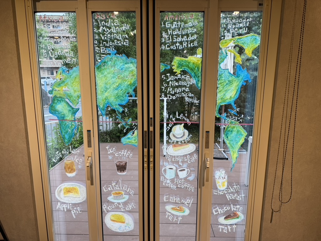 店内の窓に描かれた世界地図のアート